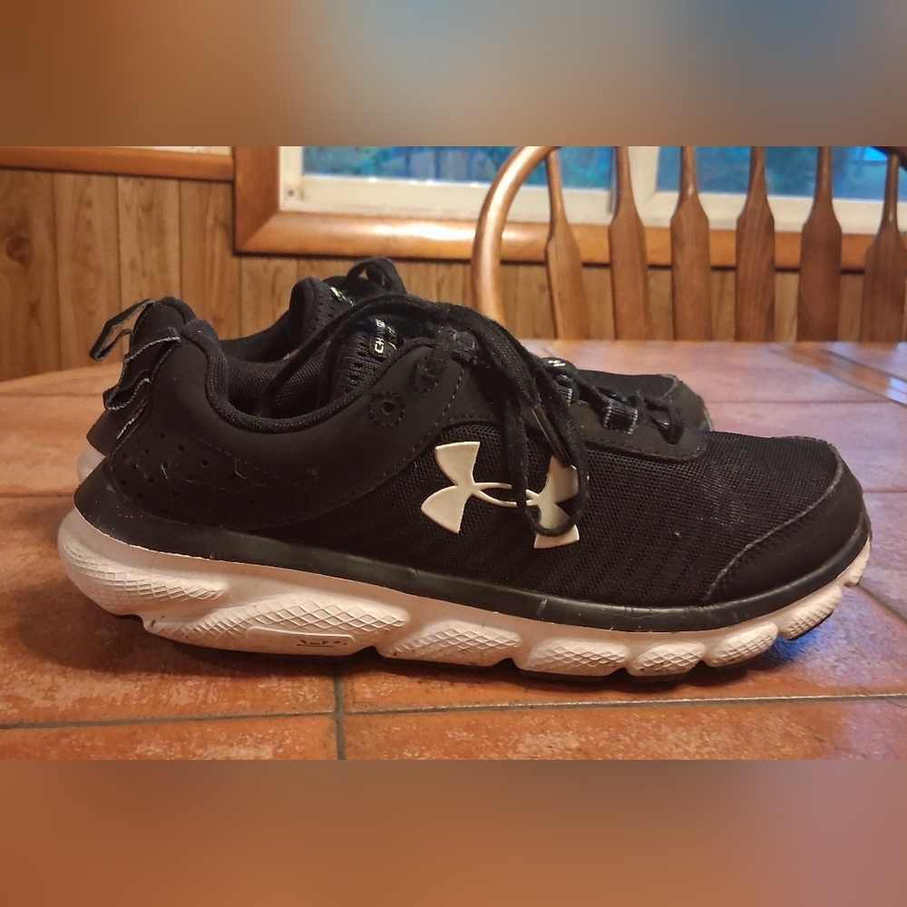 WOMENS BLACK UNDER ARMOUR SNEAKERS. SIZE 7.5 - Picture 8 of 8
